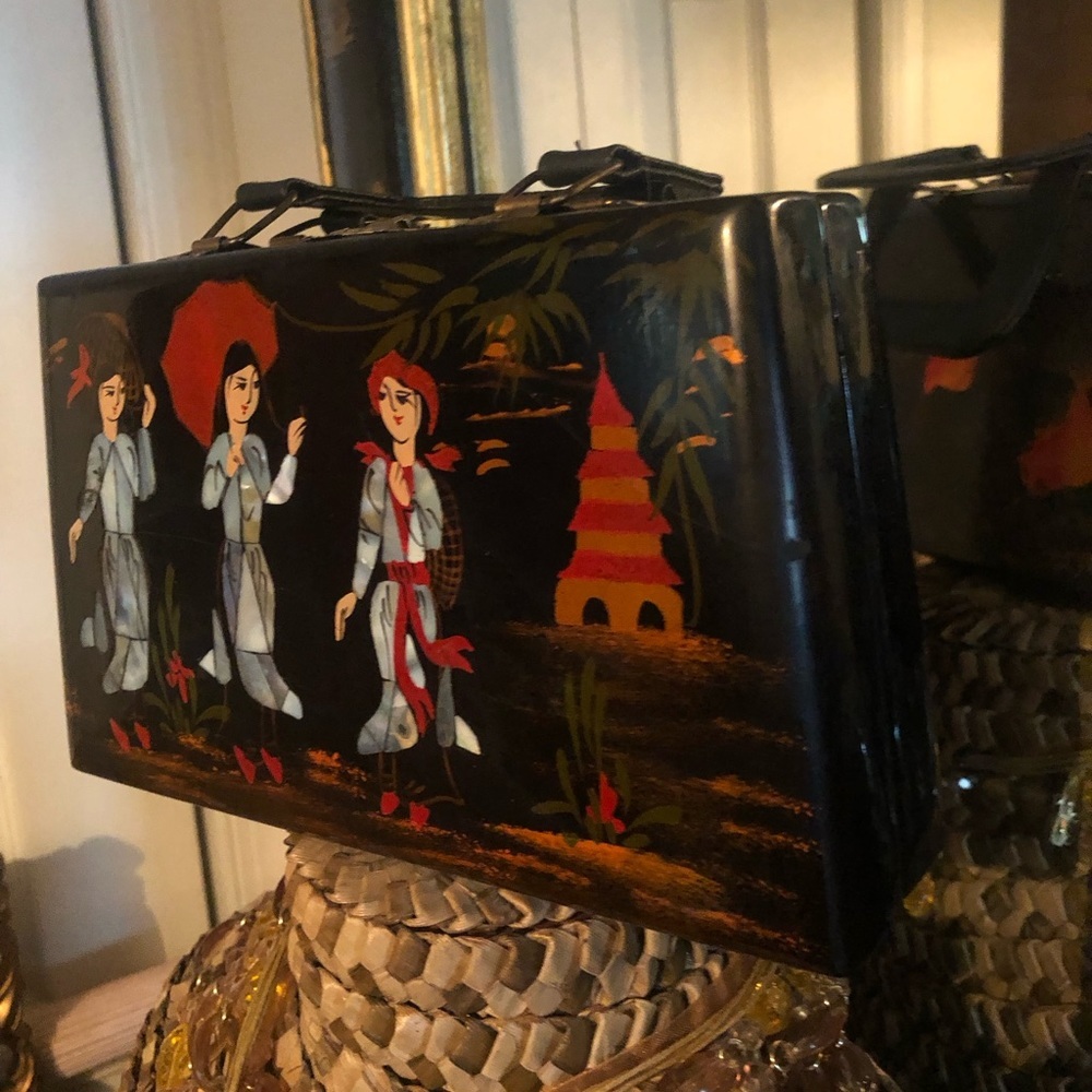 Vintage Black Lacquer Hand-Painted Box Purse with Inlaid MOP - Picture 6 of 16